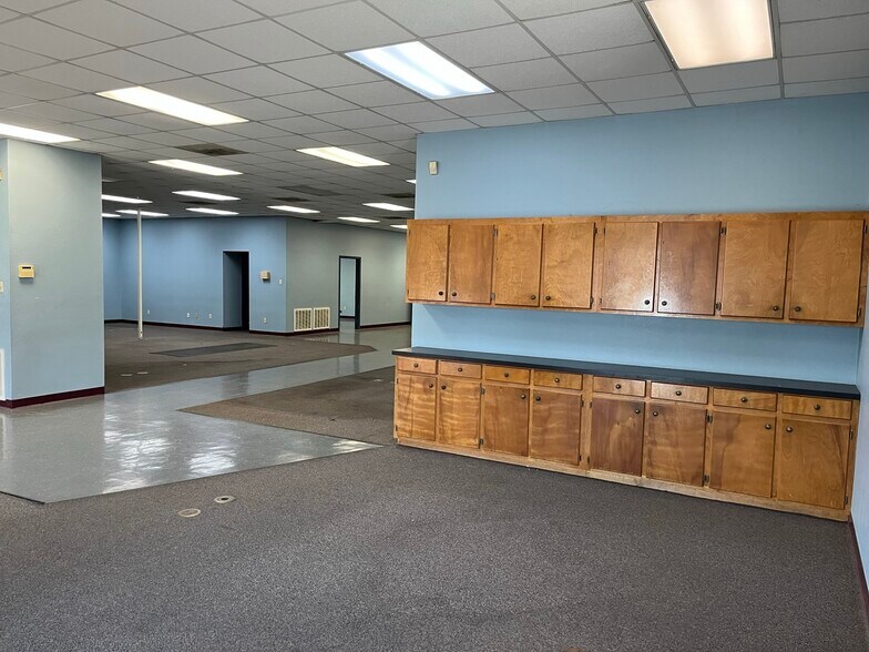 More Photos Of 107 E Austin St, Port Lavaca Distribution For Sale