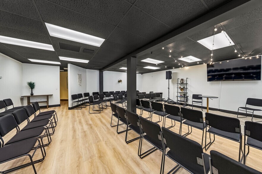 More Photos Of 239 SE G St, Grants Pass General Retail For Sale
