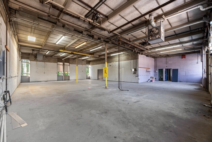 More Photos Of 2086 US Highway 130, North Brunswick Showroom For Lease