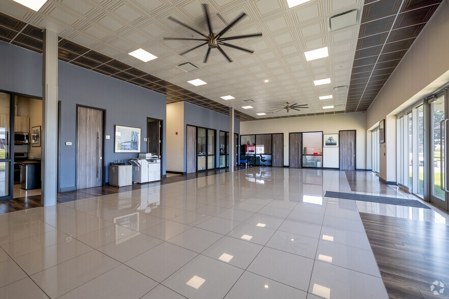 More Photos Of 235 Montee De Liesse, Saint-Laurent Manufacturing For Sale