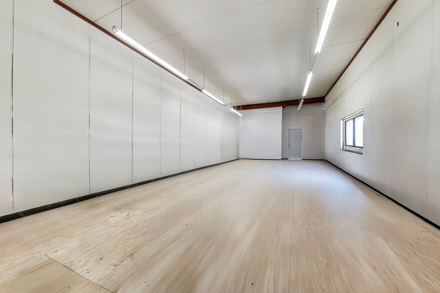 More Photos Of 918 N Ashland Ave, Chicago General Retail For Lease