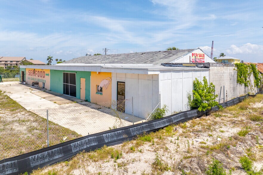 More Photos Of 870 Buttonwood Dr, Fort Myers Beach Distribution For Sale