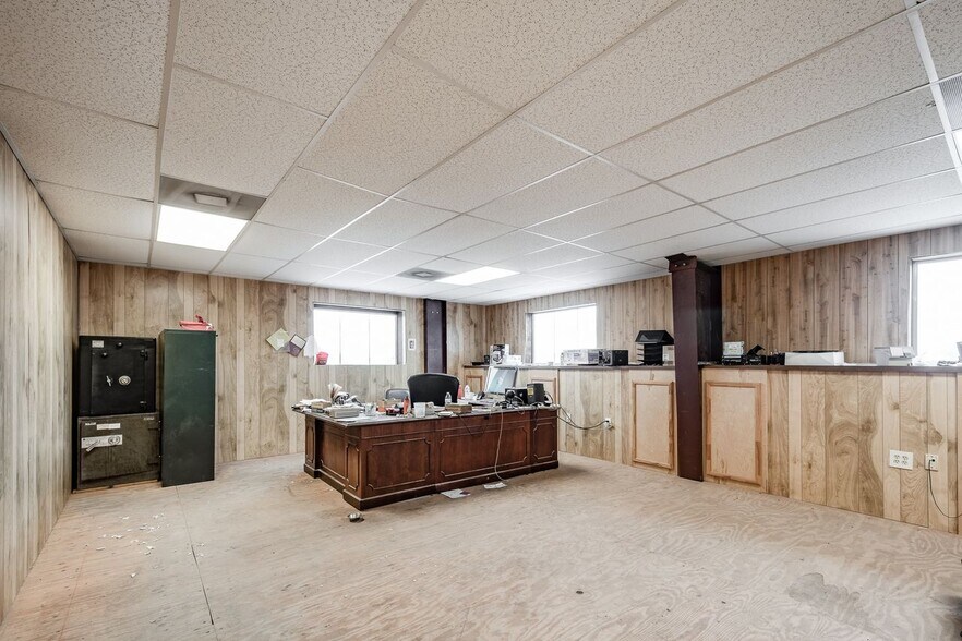 More Photos Of 2133 Shaver St, Pasadena Distribution For Sale