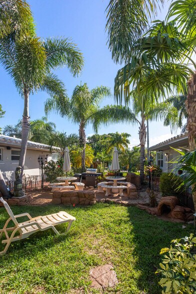 More Photos Of 1743 Wiley St, Hollywood Hotel For Sale