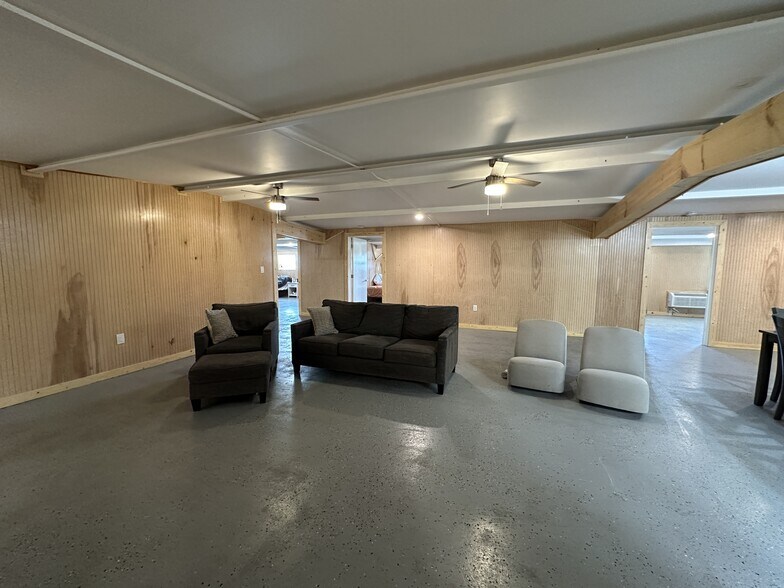 More Photos Of 616 N Main St, Gainesville Warehouse For Sale