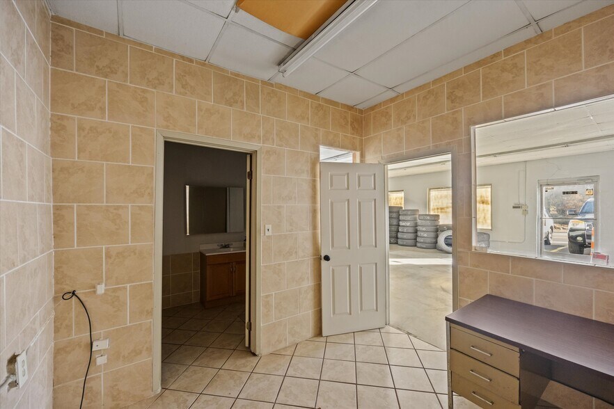 More Photos Of 2845 Western Ave, Knoxville Auto Repair For Sale