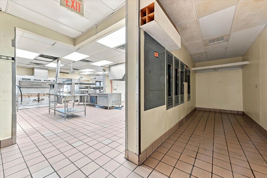 More Photos Of 1410 N Broadway St, Red Oak Fast Food For Lease