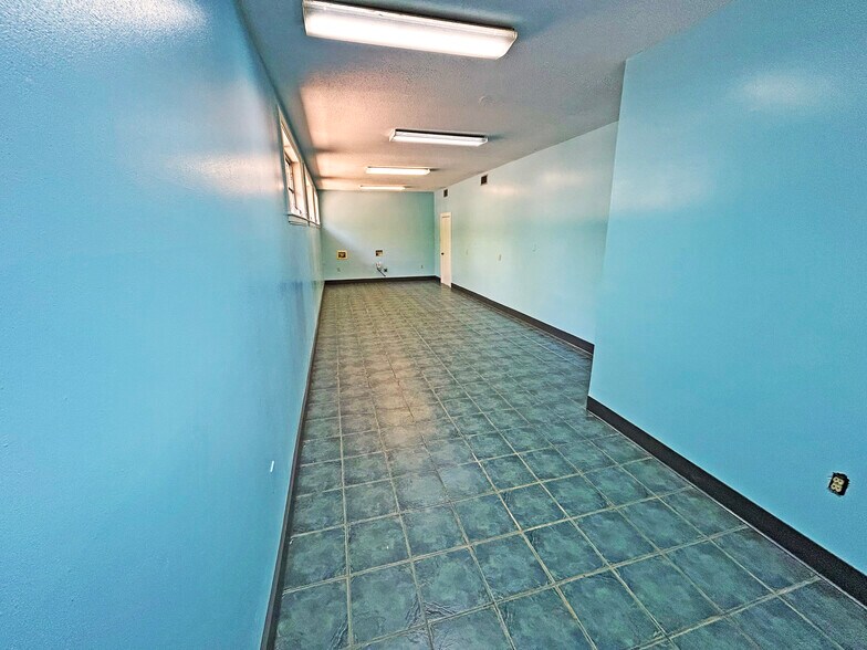 More Photos Of 1304 Government St, Mobile Veterinarian Kennel For Sale