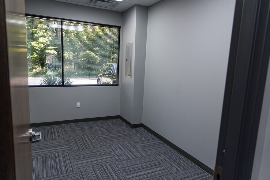 More Photos Of 825 Northgate Blvd, New Albany Office For Lease