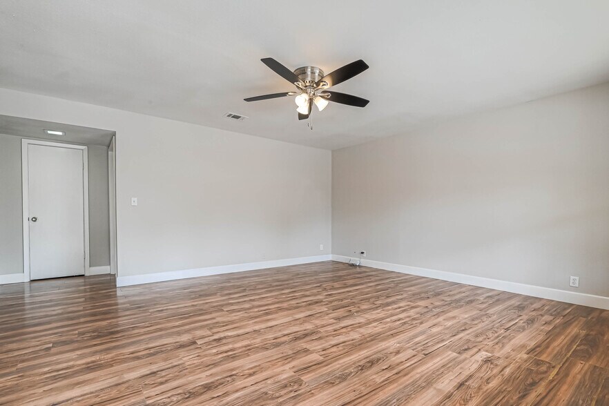 More Photos Of 8430 Round Rock Dr, Houston Apartments For Sale
