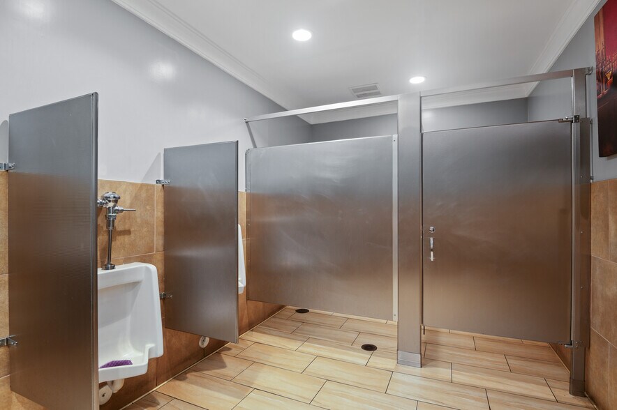 More Photos Of 16503 Whittier Blvd, Whittier Restaurant For Sale