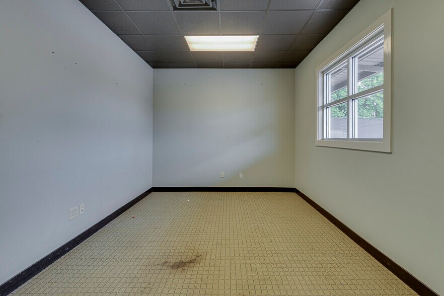 More Photos Of 211 N Pleasantburg Dr, Greenville Light Manufacturing For Sale