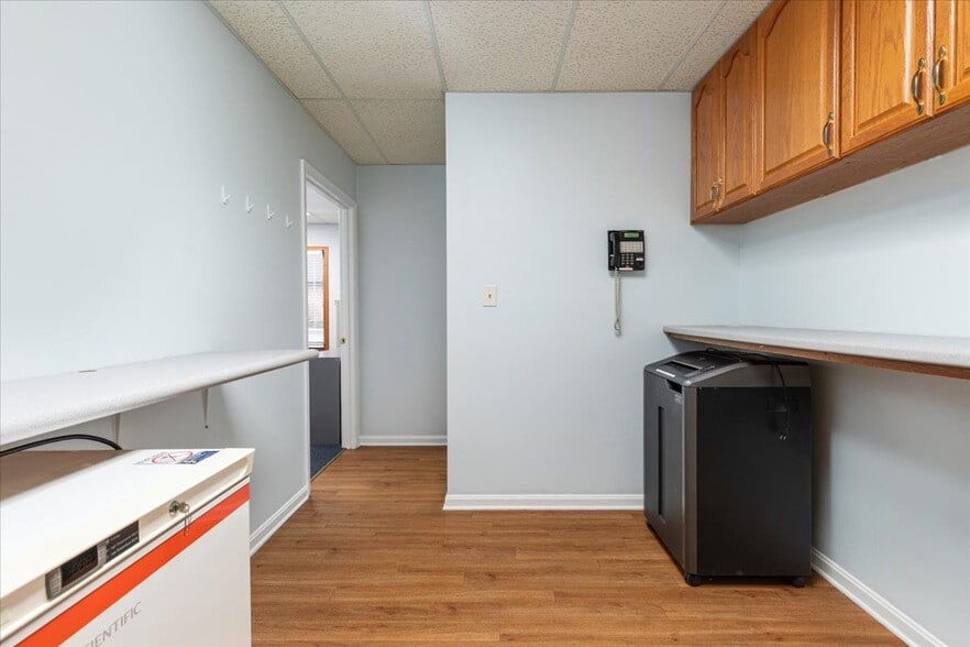 More Photos Of 10623 Crestwood Dr, Manassas Office For Sale