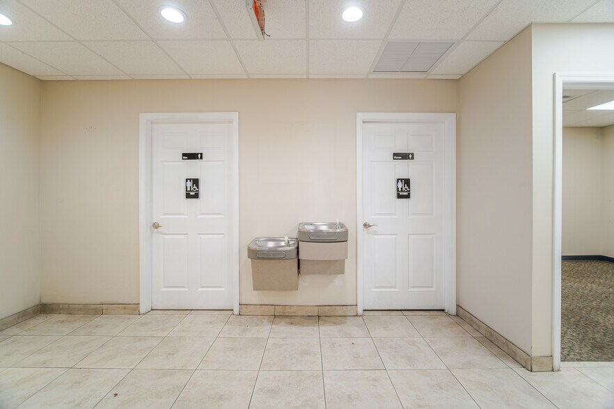 More Photos Of 1015 NW 72nd St, Miami Warehouse For Sale