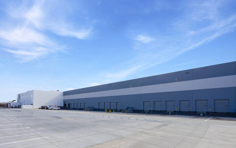 More Photos Of 11401 Greenstone Ave, Santa Fe Springs Distribution For Lease