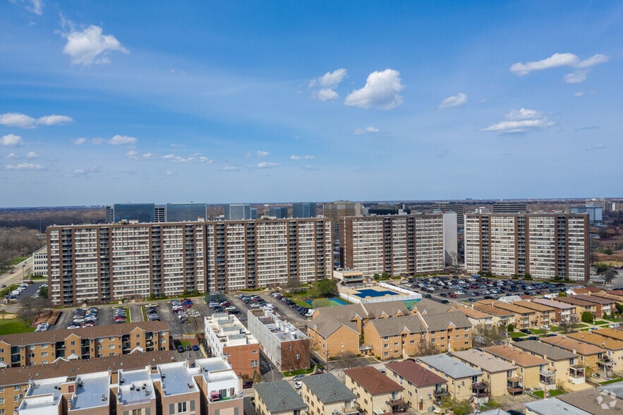 More Photos Of 5441 N East River Rd, Chicago Apartments For Lease