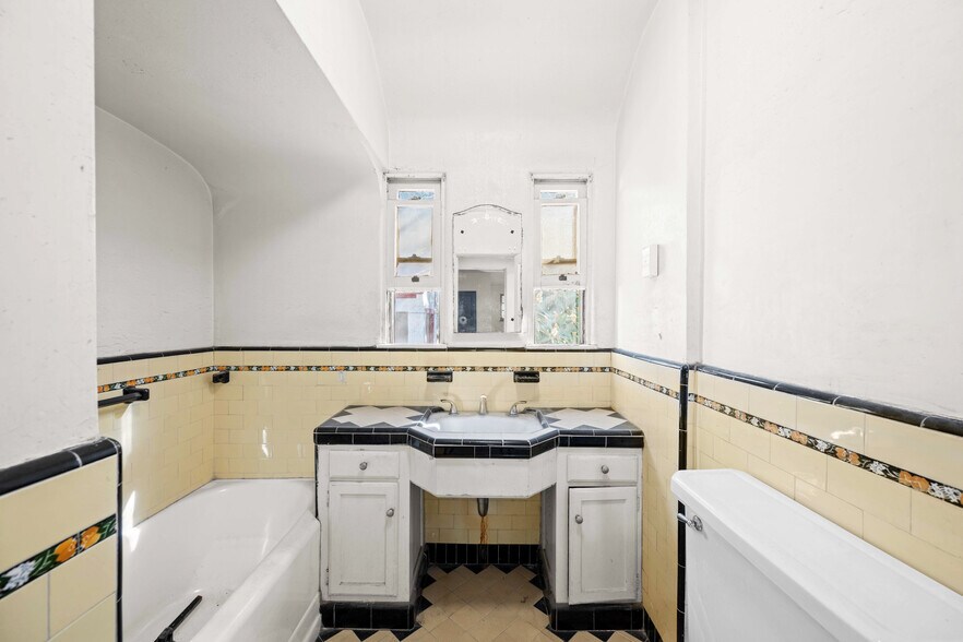 More Photos Of 2106 Valentine St, Los Angeles Apartments For Sale