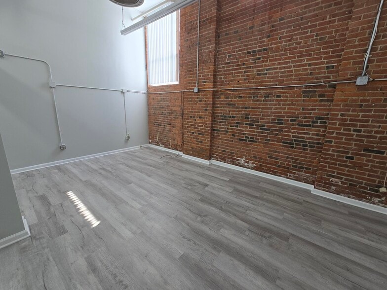 More Photos Of 1667 E 40th St, Cleveland Loft Creative Space For Sale