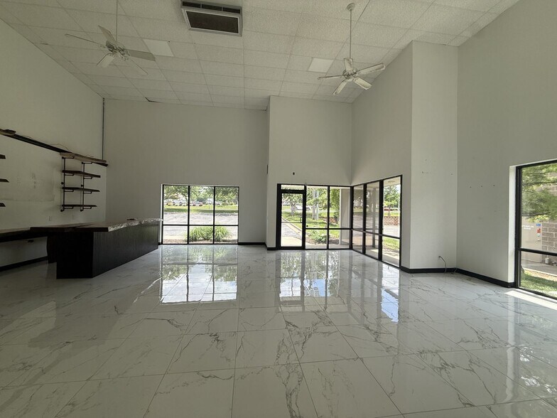More Photos Of 1206 NE Douglas St, Lees Summit Flex For Lease