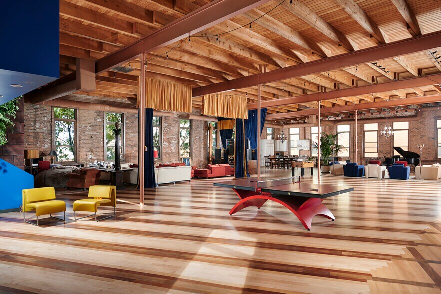 More Photos Of 128 N Campbell Ave, Chicago Showroom For Lease