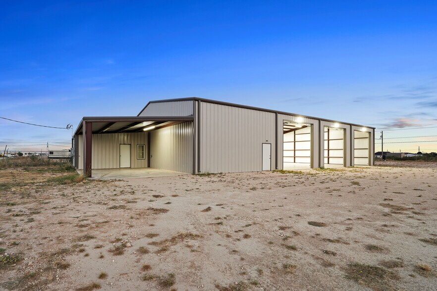 More Photos Of 1701 S Knox Ave, Odessa Warehouse For Lease