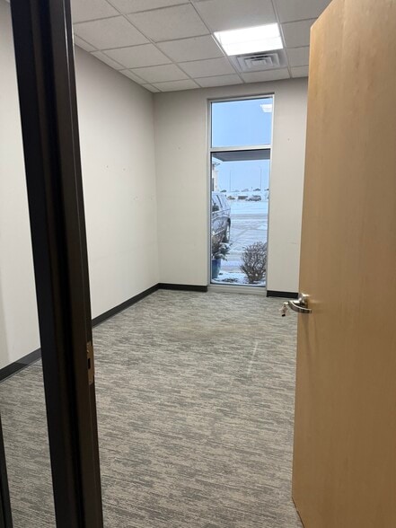More Photos Of 211 Sioux Point Rd, Dakota Dunes Office For Lease