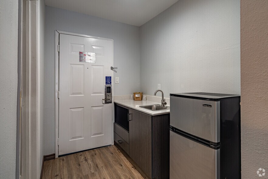 More Photos Of 16939 East Fwy, Channelview Hotel For Sale