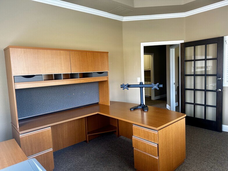 More Photos Of 2301 Mustang Dr, Grapevine Unknown For Lease