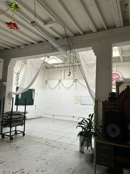 More Photos Of 1856 W Washington Blvd, Los Angeles General Retail For Sale