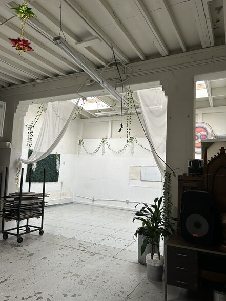 More Photos Of 1856 W Washington Blvd, Los Angeles General Retail For Sale