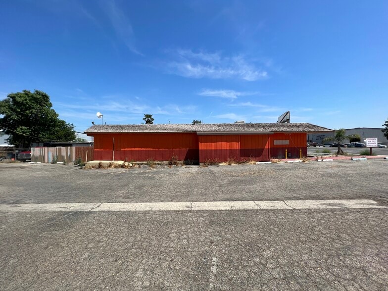 More Photos Of 2435 S K St, Tulare Bar For Sale