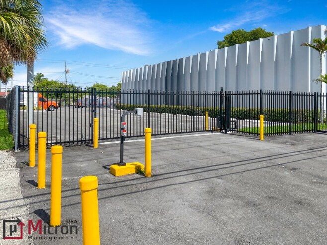 More Photos Of 2351 N Dixie Hwy, Pompano Beach Flex For Lease