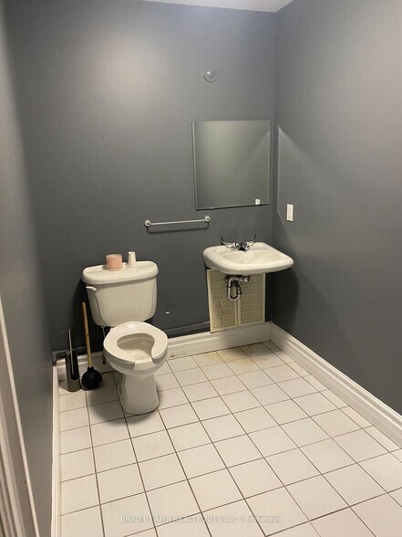 More Photos Of 803-805 Dundas St W, Toronto Storefront Retail Office For Lease