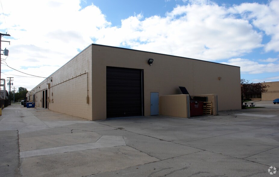More Photos Of 3711 E 10 Mile Rd, Warren Warehouse For Lease