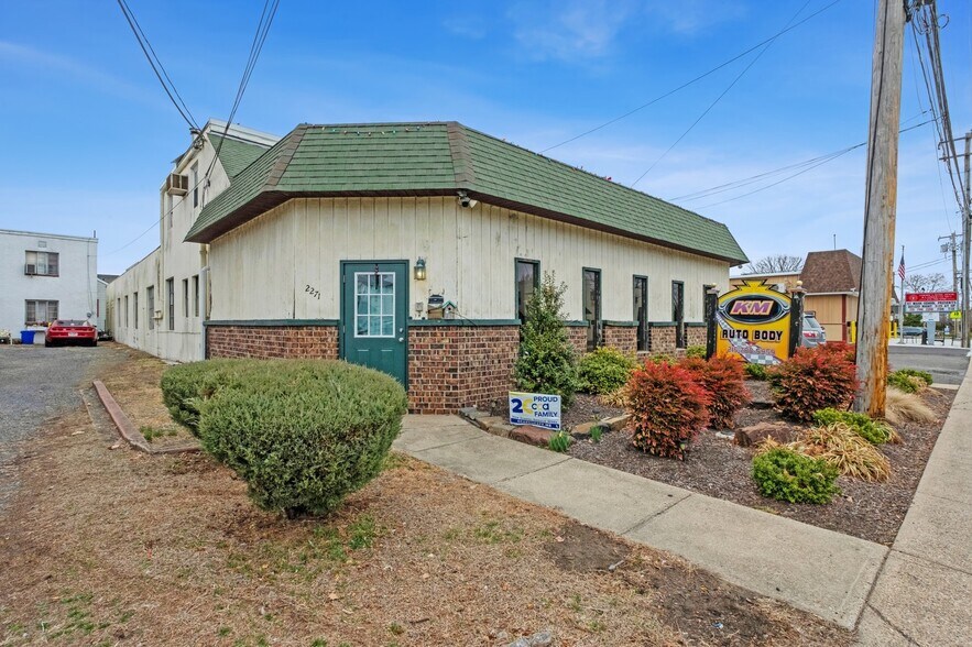 Primary Photo Of 2217 Farragut ave, Bristol Service For Sale