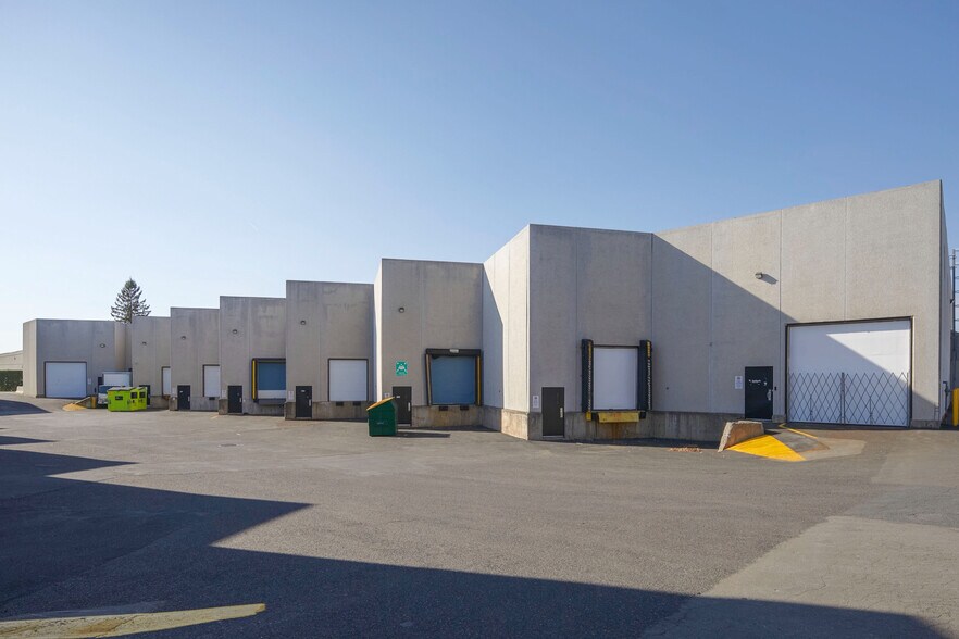 More Photos Of 2156-2168 Rue de la Province, Longueuil Light Distribution For Lease