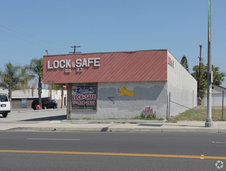 More Photos Of 11815-11821 Centralia St, Lakewood Freestanding For Sale