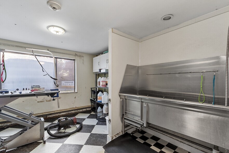 More Photos Of 489 Concord Ave, Cambridge Veterinarian Kennel For Sale