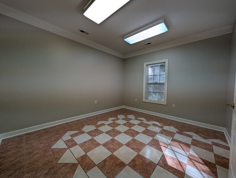 More Photos Of 6511 Creedmoor Rd, Raleigh Office For Lease