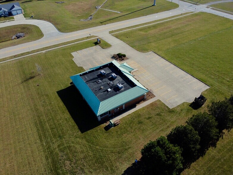 More Photos Of 803 Illini Dr, Clinton Office For Sale