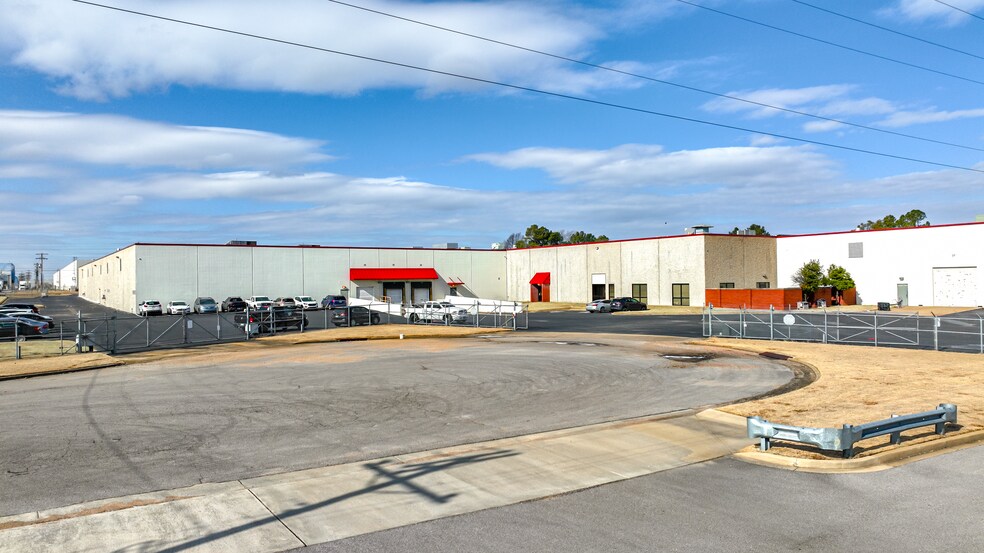 More Photos Of 8950 Hacks Cross Rd, Olive Branch Distribution For Lease