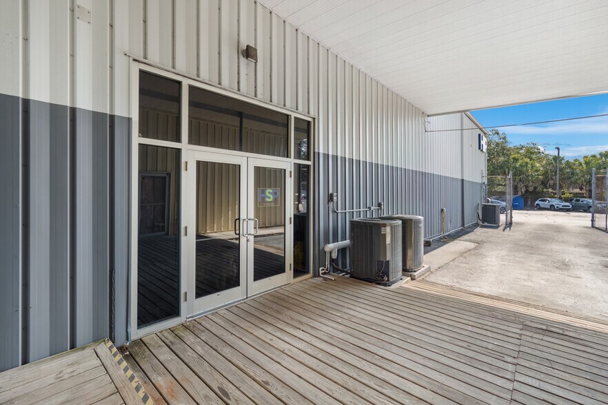 More Photos Of 2866 Roosevelt Blvd, Clearwater Showroom For Sale