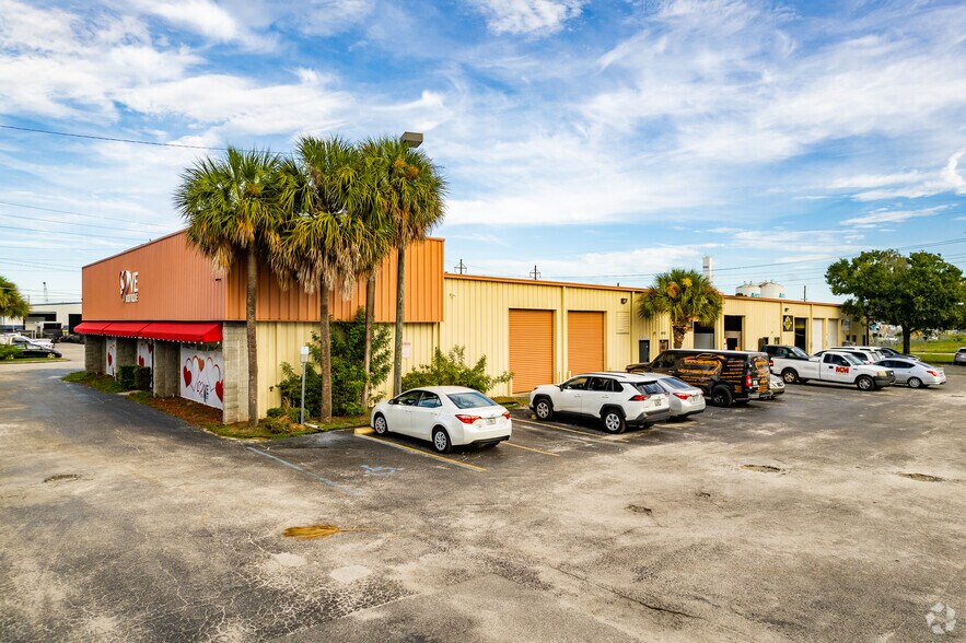 More Photos Of 947 W Taft Vineland Rd, Orlando Warehouse For Sale