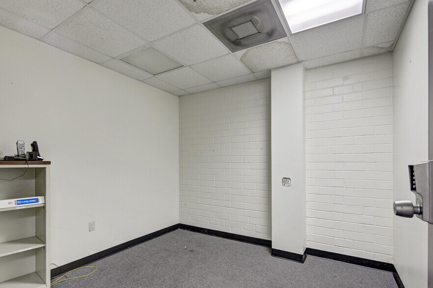 More Photos Of 3036 Gillespie St, Fayetteville Manufacturing For Lease