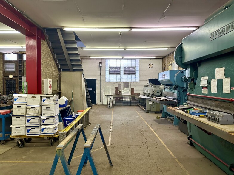 More Photos Of 1906 N Milwaukee Ave, Chicago Service Station For Sale