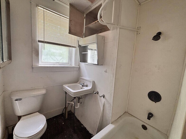 More Photos Of 12 Waltham St, Hammond Multifamily For Sale