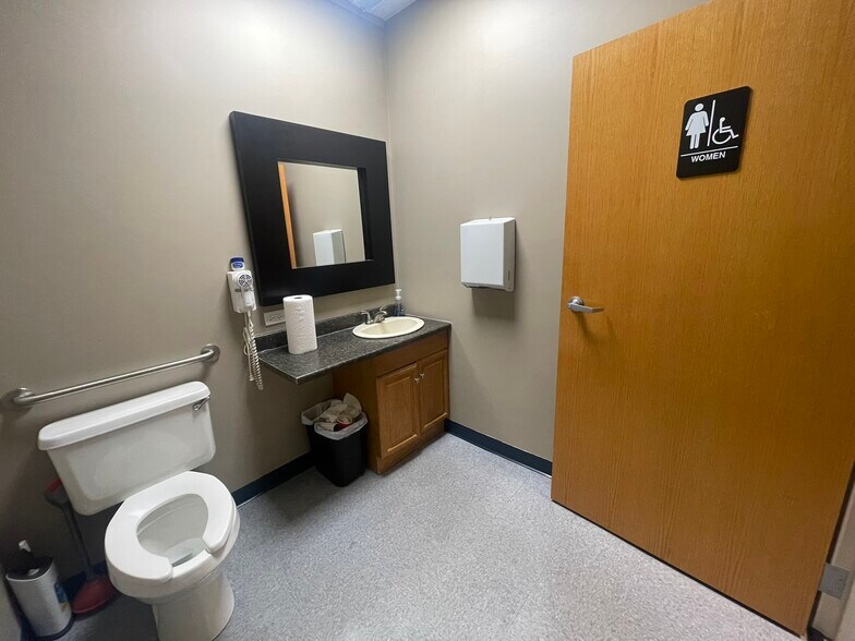 More Photos Of 3107 Beale Ave, Altoona Office For Sale