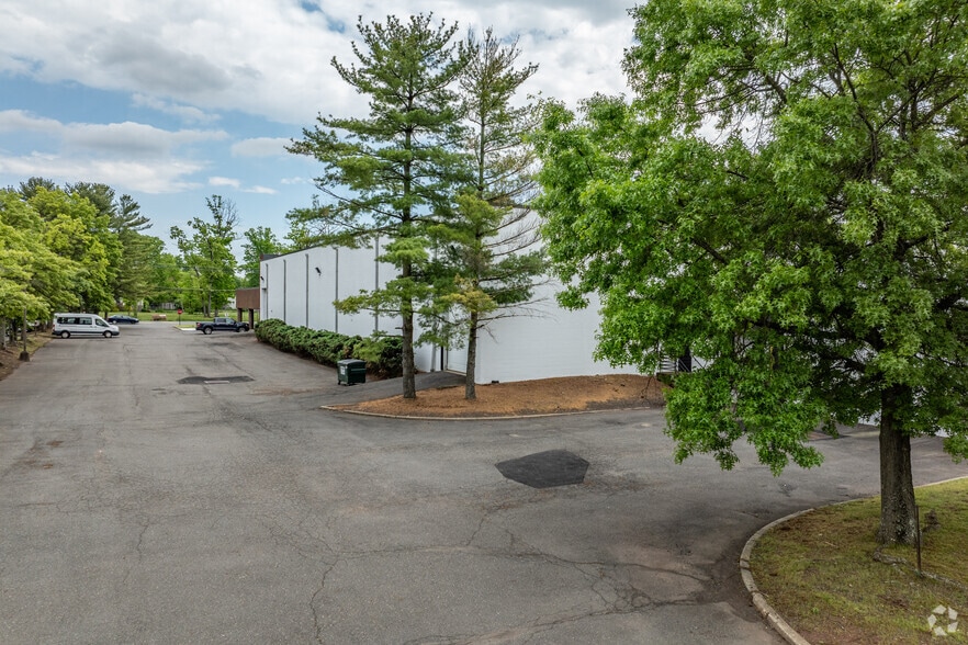 More Photos Of 120 Clyde Rd, Somerset Warehouse For Lease