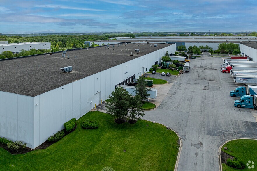 More Photos Of 2715 Davey Rd, Woodridge Distribution For Lease