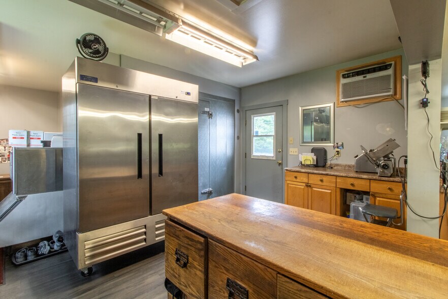 More Photos Of 585 US Route 5, Coventry Specialty For Sale